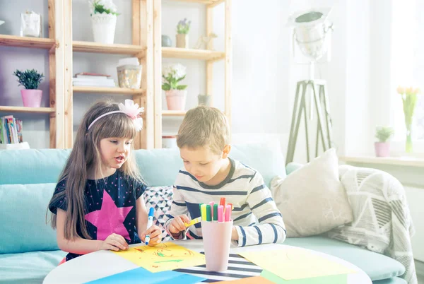 Kız ve erkek kardeşim ile renkli kalemler evde çizim
