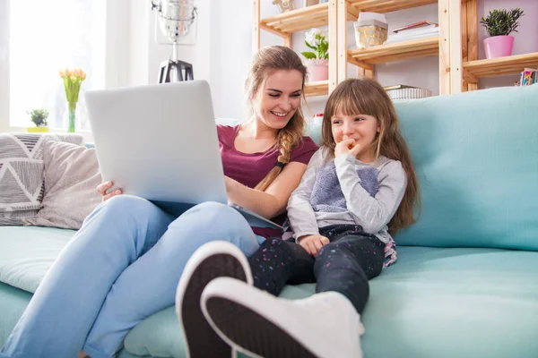 Мать и дочь используют ноутбук вместе, счастливая любящая семья — стоковое фото