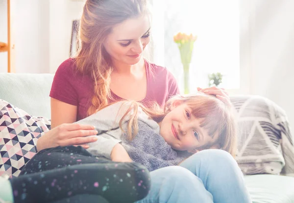 Mãe e filha em casa, família amorosa feliz — Fotografia de Stock