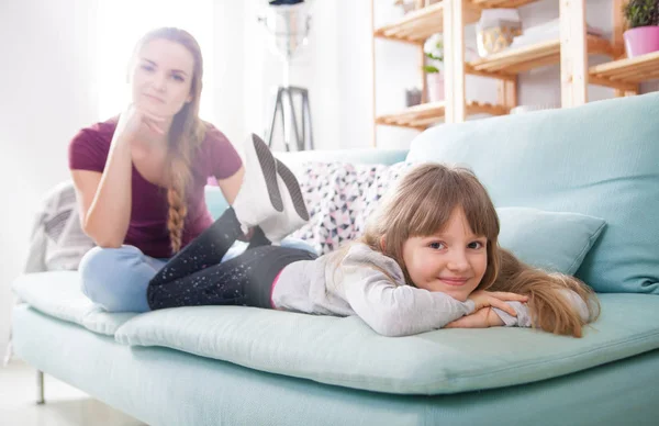 Mãe e filha em casa, família amorosa feliz — Fotografia de Stock