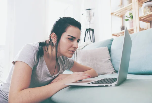 Mujer con problemas de visión utilizando el ordenador portátil en casa —  Fotos de Stock