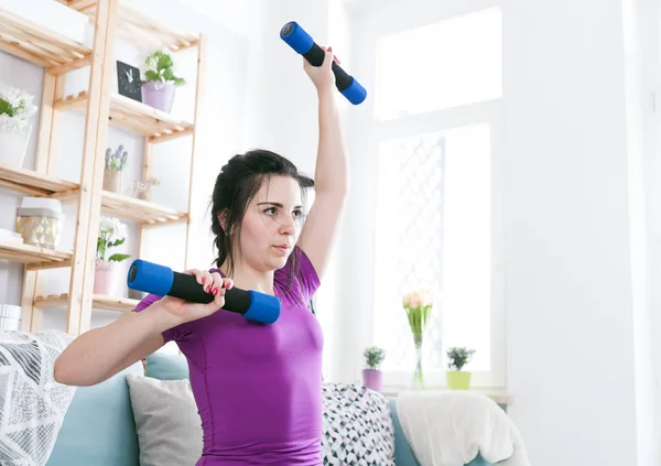 Jeune femme exerçant à l'intérieur de la maison — Photo