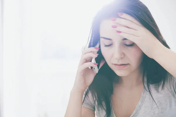 Ongelukkig bezorgd vrouw praten over telefoon thuis — Stockfoto