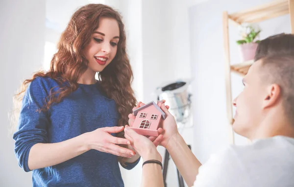 Giovane uomo con piccola casa in legno che offre nuova casa alla sua ragazza — Foto Stock