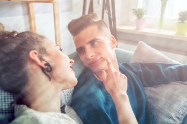 Birbirine bakarak ev iç kanepe üzerinde rahatlatıcı seven Çift