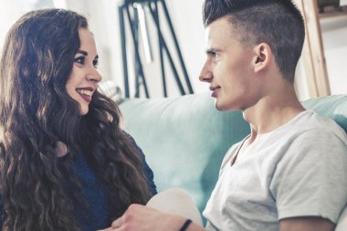 Seven çift evde kanepe