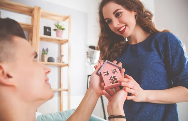 Giovane uomo con piccola casa in legno che offre nuova casa alla sua ragazza — Foto Stock