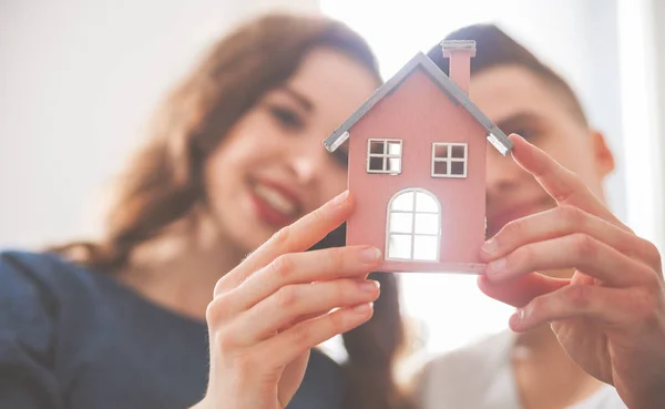 Coppia amorevole con piccola casa in legno nuovo concetto di casa — Foto Stock