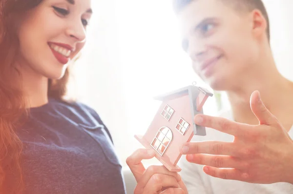 Coppia amorevole con piccola casa in legno nuovo concetto di casa — Foto Stock