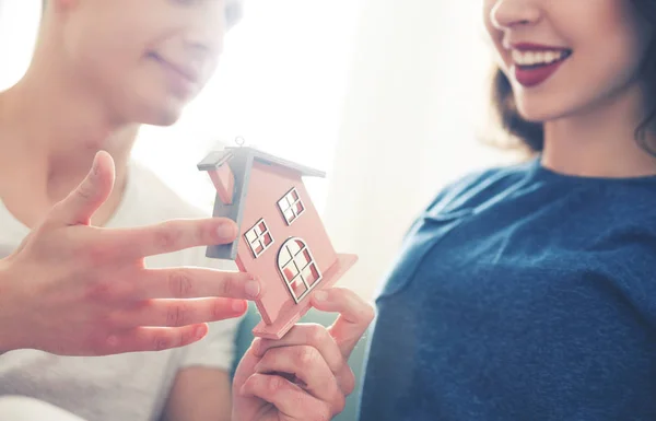 Coppia amorevole con piccola casa in legno nuovo concetto di casa — Foto Stock