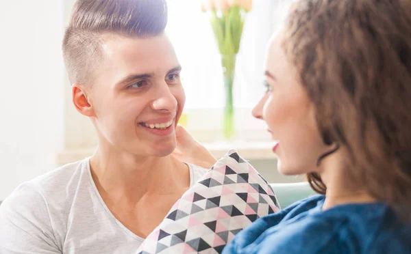 Liebendes Paar schaut einander an und spricht nach Hause — Stockfoto