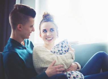 Seven sarılma ve evde kanepede yatan genç Çift