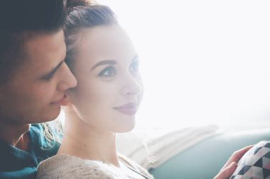 Seven sarılma ve evde kanepede yatan genç Çift