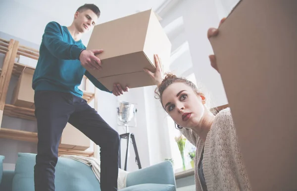 Pareja moviéndose en casa nueva y desempacando cajas —  Fotos de Stock