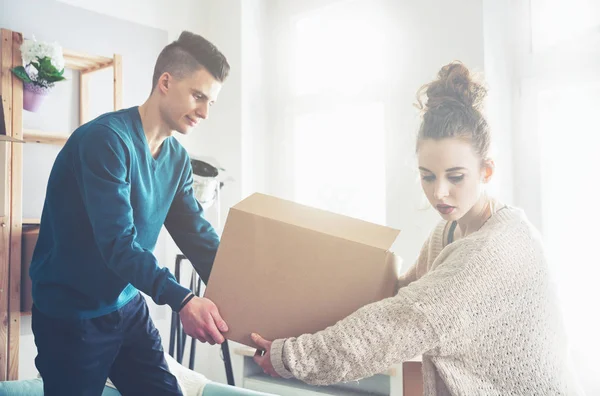 Pareja moviéndose en casa nueva y desempacando cajas —  Fotos de Stock