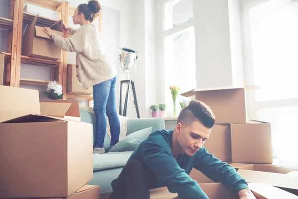 Casal se movendo em nova casa e desempacotando caixas — Fotografia de Stock