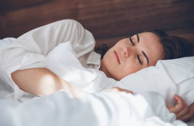 Modern daire huzur içinde sabah uyku güzel kadın