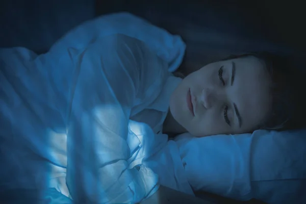 Hübsche Frau schläft nachts friedlich im Bett — Stockfoto
