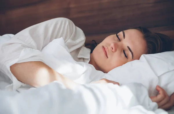 Schöne Frau in moderner Wohnung schläft friedlich am Morgen — Stockfoto