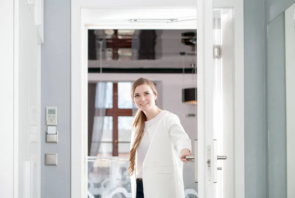 Délicieuse femme ouvrant la porte à la chambre d'hôtel moderne — Photo