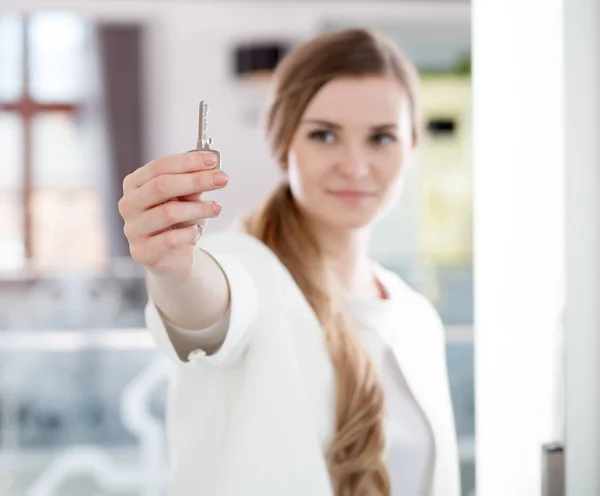 Glückliche Frau hält Hausschlüssel ihrer neuen Wohnung — Stockfoto
