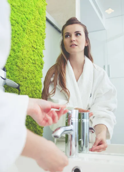 Frau wäscht sich im modernen Badezimmer die Hände — Stockfoto