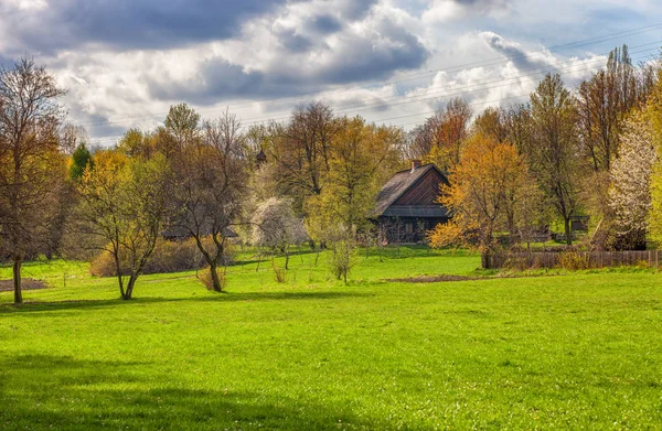 Contryside europeo e campi con vecchie case in legno nei primi anni s — Foto Stock