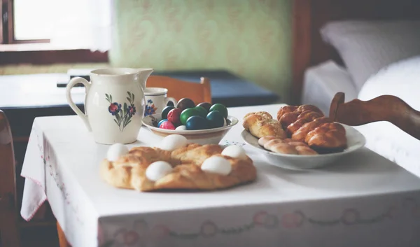 유럽 시골에 오래 된 집에서 전통적인 부활절 아침 — 스톡 사진