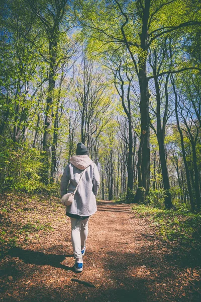 Jeune femme marchant seule au début du printemps forêt — Photo