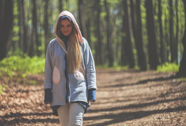 Mujer joven caminando sola en el bosque de primavera — Foto de Stock