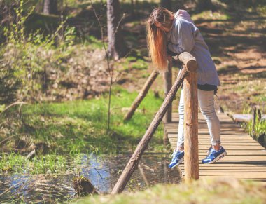 Bridge park özgürlük kavramı içinde oynamaya mutlu kadın