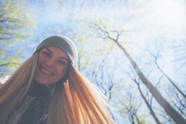 Kadının bahar güneşli gün boyunca parkta