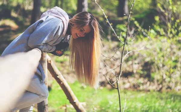 Mujer disfrutando de la naturaleza durante un paseo por el parque — Foto de Stock