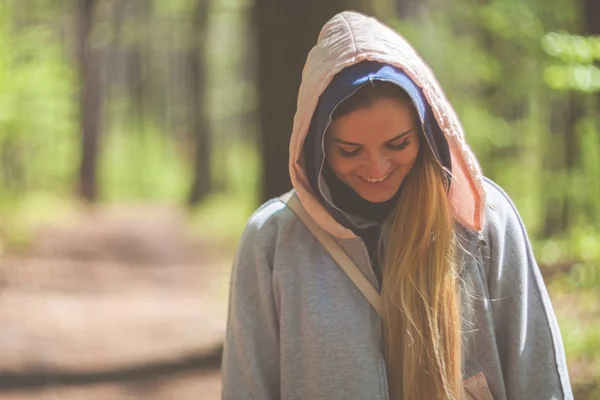 Mujer joven disfrutando de la naturaleza durante el día soleado en el parque de primavera — Foto de Stock