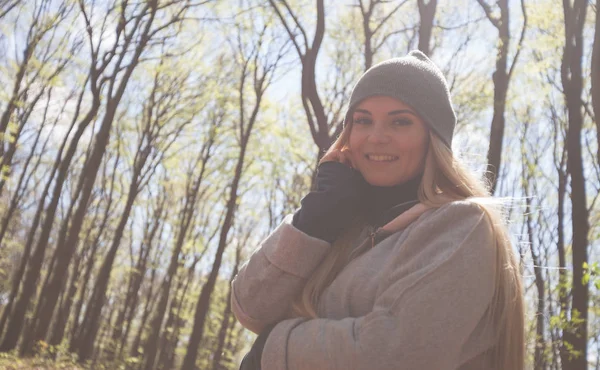 Mujer joven disfrutando de la naturaleza durante el día soleado en el parque de primavera — Foto de Stock