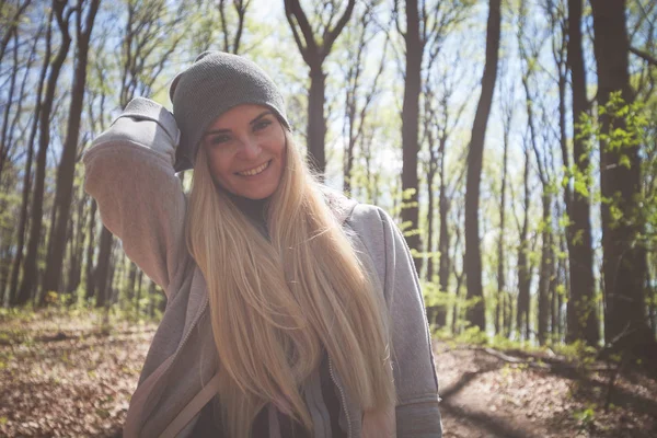 Young woman enjoying nature during sunny day in spring park — Stock Photo, Image