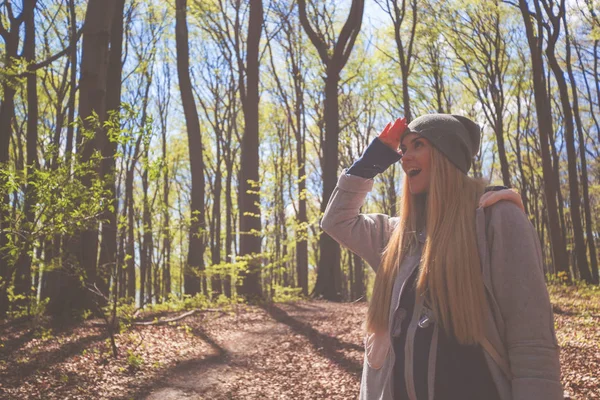 Giovane donna che si gode la natura durante la giornata di sole nel parco primaverile — Foto Stock