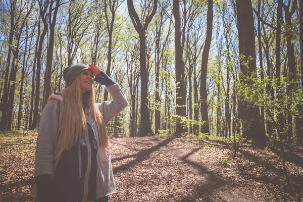 Mujer joven disfrutando de la naturaleza durante el día soleado en el parque de primavera — Foto de Stock