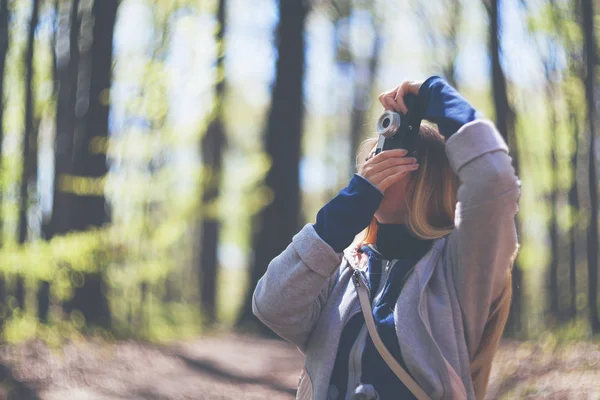 Kvinna i park tar bilder med retro filmkamera — Stockfoto