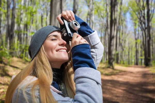 Frau im Park fotografiert mit Retro-Filmkamera — Stockfoto