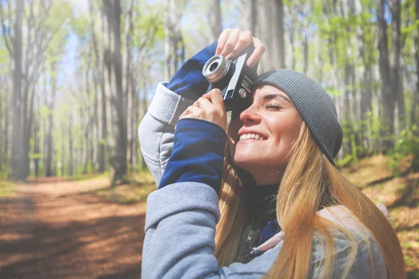 Femme dans le parc prendre des photos avec caméra de film rétro — Photo