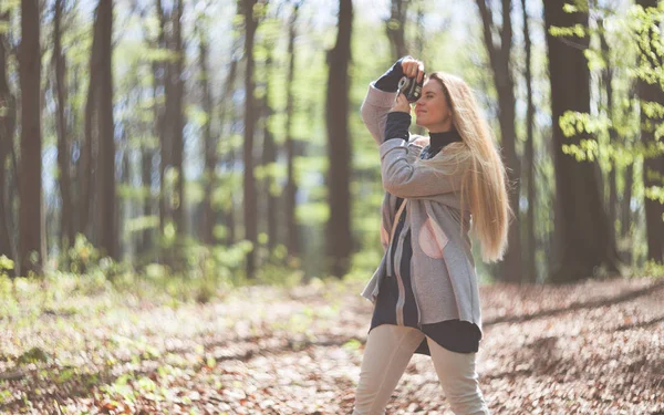 Woman in park taking photos with retro film camera — Stock Photo, Image