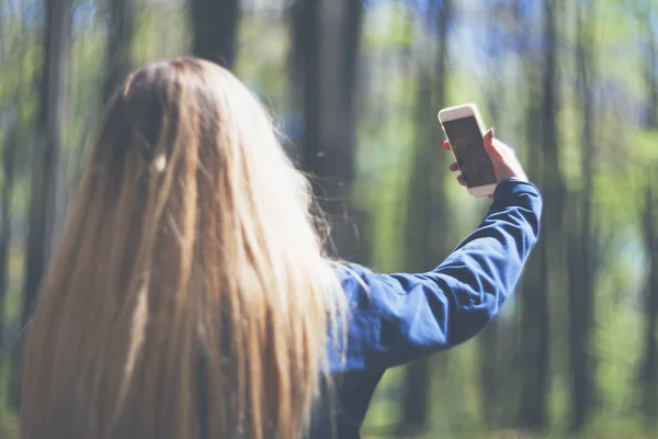 Kadın parkta yürüyüş sırasında selfie ile cep telefonu alarak — Stok fotoğraf