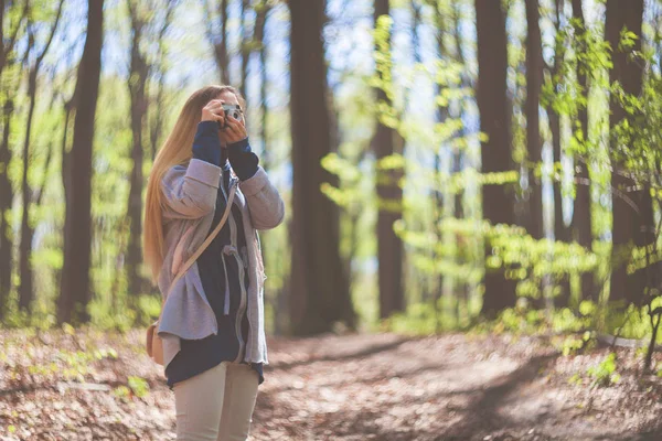 Vrouw in park nemen van foto's met retro filmcamera — Stockfoto