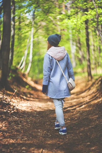 Giovane donna che cammina da sola nella foresta all'inizio della primavera — Foto Stock