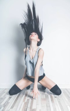 Genç güzel dansçı Studio vintage filtrede poz