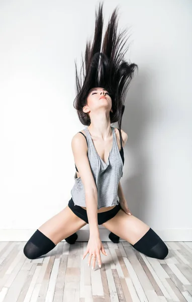 Νεαρή όμορφη χορεύτρια ποζάρει στο στούντιο — Φωτογραφία Αρχείου