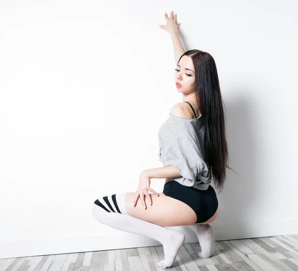 Joven hermosa bailarina posando en estudio — Foto de Stock