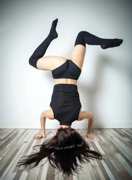 Χορευτής γυναίκα να στέκεται στο κεφάλι κάνει άσκηση — Φωτογραφία Αρχείου