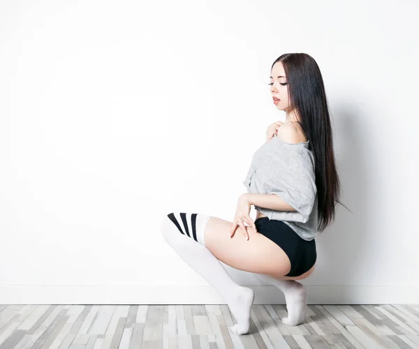 Jovem bela dançarina posando em estúdio, espaço de cópia — Fotografia de Stock